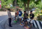 Antisipasi-Laka-Lantas-Saat-berjualan,-Personil-Polsek-Batu-Putih-Sambangi-Penjual-Beri-Imbauan
