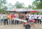 Perkuat-Sinergi-:-Kapolres-TTS-Sambangi-Tokoh-Masyarakat-Besipae-dan-Serahkan-Bantuan-Traktor-untuk-Petani