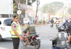Tak-Hanya-Memberi-Arahan,-Kapolda-dan-Wakapolda-NTT-Turun-Langsung-Atur-Lalu-Lintas-di-Jam-Sibuk-Pagi