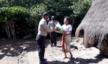 Swadaya-Bersama,--Personil-Polsek-Mollo-Utara-Salurkan-Bansos--Kepada-Warga