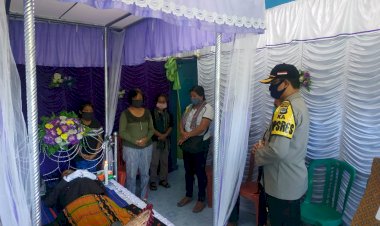 Turut-Berbela-Sungkawa,-Kapolres-TTS-Melayat-kerumah-Duka-Anggota--Yang-Meninggal