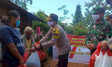 Peduli-Warga-Terdampak-Covid-–-19,-Polri-TNI-di--Polres-TTS-Salurkan-Bansos