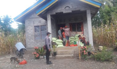 Pembagian--Sembako,-Anggota-Polsek-Polen-Melakukan-Pemantauan-dan-Pengamanan