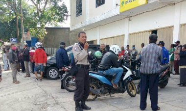 Hampiri-Warga,-Bhabinkamtibmas-Sampaikan-Imbauan-Cegah-Covid-19