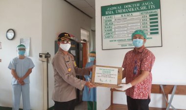 Peduli-Petugas-Medis,-Kapolres-TTS-Serahkan-APD--di-RSIA-Umemanekan-Soe