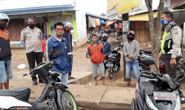 Temui-Tukang-Ojek,-Anggota-Sat-Lantas-Sampaikan----Tertib-Berlalu-Lintas