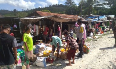 Diberlakukan-New-Normal,-Bhabinkamtibmas-Patroli-dan--Sambang-ke-Pasar-Mingguan