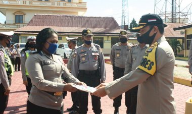 Bhayangkari-Cabang-TTS-Peduli,--Berikan-Masker-dan-Suplemen-Untuk--Personil-Polri
