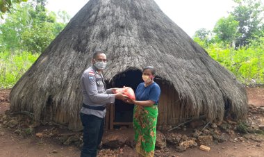 Kanit-Binmas--Salurkan-Beras-Bantuan-Dari-Polri