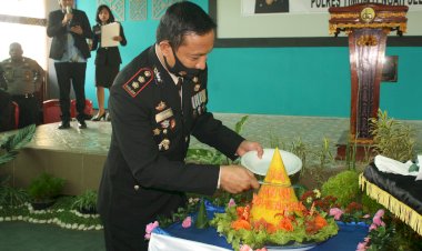 Pemotongan-Tumpeng-Warnai-Syukuran-Hari-Bhayangkara--ke-74---di-Polres-TTS