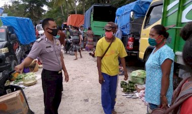 Gelar-Patroli-Dipasar-Mingguan,-Personil-Polsek-Imbau-Warga-Patuhi-Protokol-Kesehatan