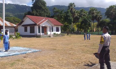 Personil-Polsek-Kolbano-Latih---Para-Siswa--Pengibar-Bendera-Merah-Putih-Tingkat-Kecamatan