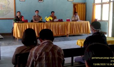 Bhabinkamtibmas--Sampaikan-Pesan-Kamtibmas--Saat-Rapat-Bersama-Perangkat-Desa