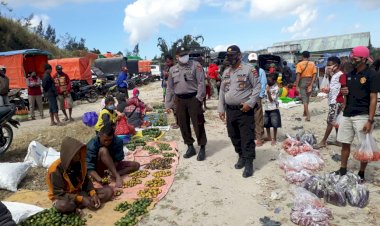 Jaga-Sitkamtibmas-Agar-Tetap--Aman-Kondusif,-Kapolsek-Patroli-Sambang-di-Pasar-Mingguan