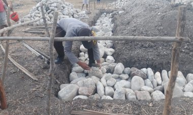 Meningkatkan--Silaturahmi,-Bhabinkamtibmas--Polsek-Amanuban-Selatan-Hadiri-Peletakan-Batu-Pertama-Pembangunan-Gedung-Sekolah