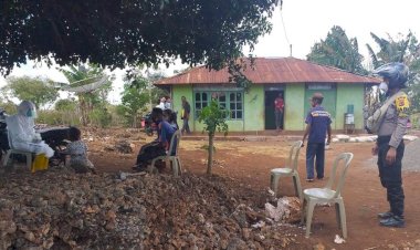 Bhabinkamtibmas--Pol-Sub-Sektor--Neonmat-Dampingi-Petugas-Kesehatan-Periksa-Warga-PP