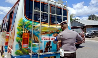 Tempel-Stiker,-Sat-Lantas-Polres-TTS--Imbau-Warga-Gunakan-Masker