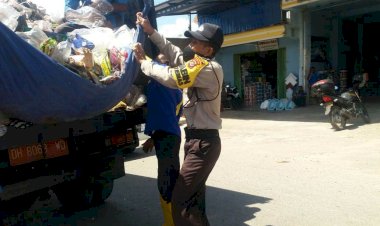 Peduli-kebersihan,-Bhabinkamtibmas-Turut-Serta-Bersihkan-Sampah