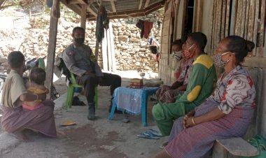 Kunjungi-Warga,-Bhabinkamtibmas-Ingatkan-Tentang-Wajib-Masker