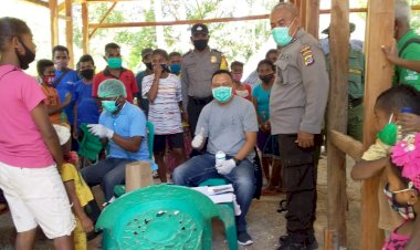 Kapol-Sub-Sektor-Molteng-Pantau-langsung-Kegiatan-Pemberian-Obat-Pencegah-Kaki-Gajah