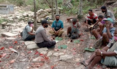 Duduk-Bersama-Warga,-Bhabinkamtibmas-Beri-Imbauan-Kamtibmas