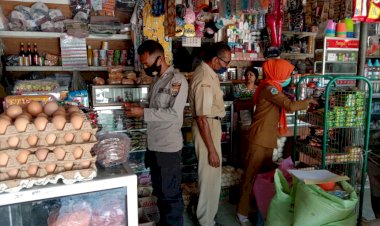 Polsek-Amanuban-Timur-Dampingi -Tim-POM-Tertibkan-Makanan,Minuman-Serta-Obat-Kadaluarsa