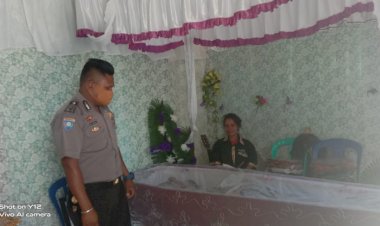 Warga-Binaannya-Mengalami-Duka,-Bhabinkamtibmas-Sambang-ke-Rumah-Duka