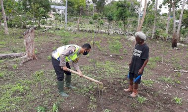 Temui- Warga- Saat -Bersihkan-Lahan-,- Bhabinkamtibmas-Turut-Membantu