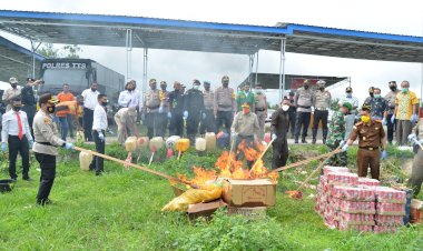 Jelang-Akhir-Tahun,-Polres-TTS-Musnakan-Sejumlah-Miras-dan-Barang-barang- Kadaluarsa