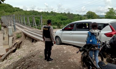 Pantau-Jalan-Rusak,-Angggota-Polsek- Amanuban-Timur-Ingatkan-Pengguna-Jalan-Agar-Berhati-hati
