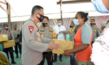 Bentuk-Kepedulian-Polri,-Saat-Kunker-ke-Polres-TTS,- Kapolda-NTT-Serahkan-Bantuan-Sembako-Kepada-Masyarakat-Besipae