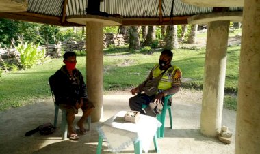 Sambangi-Warga,-Bhabinkamtibmas-Ingatkan-Agar-Tetap-Patuhi-Prokes