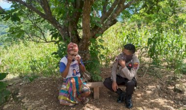 Waspada-Bencana-Alam,-Personil-Polsek-Amanatun-Selatan- Sambangi-Warga-Beri-Imbauan