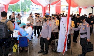 Selain-Tinjau-Vaksinasi,-Kapolri-Saksikan-Langsung-Donor-Plasma-Konvalesen