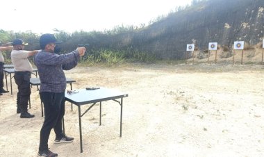 Tinkatkan-kemampuan,-Kapolres-TTS-Pimpin-Latihan-Menembak