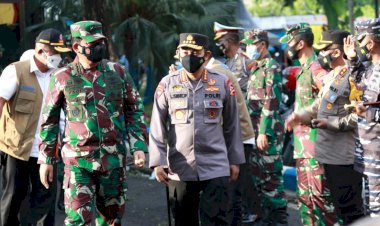 Tinjau-Bangkalan-Bareng-Panglima-TNI,-Kapolri-Paparkan-Langkah-Selamatkan-Warga-dari-Risiko-Covid-19