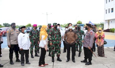 Panglima,-Kapolri-dan-Menkes-Tinjau--Rusun-Nagrak-dan-Beberapa-Posko-PPKM-Mikro-di-Jakarta