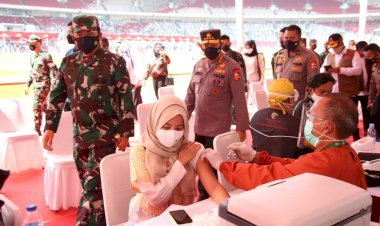 Panglima-TNI-dan-Kapolri-Tinjau-Vaksinasi-Massal-di-SUGBK