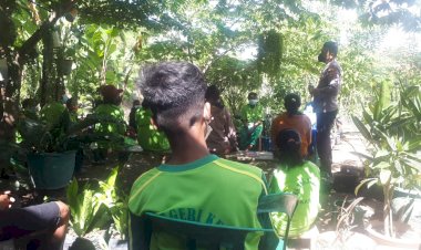 Selamatkan-Generasi-Muda-dari-Covid-19,-Sat-Binmas-Polres-TTS -Beri- Imbauan-dan-Bagi-Masker