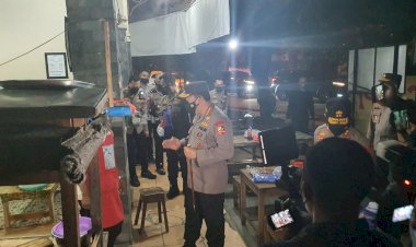 Malam-malam,-Kapolri-Blusukan-di-Solo-Bagi-bagi-Sembako-ke-Warga-dan-Pedagang-Angkringan