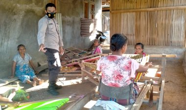 Sambangi-Kelompok-Pengrajin -Tenununan,- Kapolsub-Sektor-Oenino-Ajak-Cegah-Covid-19