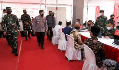 Tinjau-Vaksinasi-di-41-Ponpes-se-Jawa-Timur,-Kapolri:-Mari-Kita-Bahu-Membahu-Lawan-Covid-19