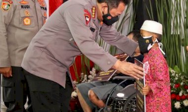 Kapolri-Minta-Jajaran-Terus-Bantu-Warga-dan-Gelorakan-'Ayo-Pakai-Masker-dan-Ayo-Segera-Vaksin'