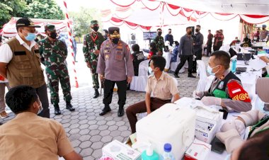 Tinjau-Vaksinasi-Serentak-10-Titik-di-NTB,-Kapolri-Harap-Target-Pemerintah-Segera-Terwujud