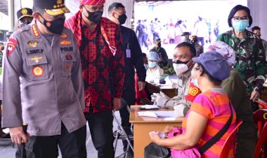 Tinjau-Vaksinasi-Serentak-31-Titik-di-Sumut,-Kapolri-Pastikan-Target-Presiden-Jokowi-Tercapai