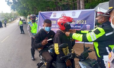 Gelar-Ops-Patuh-Ranakah-2021,-Sat-Lantas-Polres-TTS-Bagikan-Masker