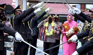 Tradisi-Payung-Pora-dan-Pedang-Pora- Polres-TTS-Melepas-Pejabat-Lama-Kapolres-TTS