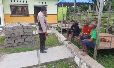 Sambangi-Warga,-Bhabinkamtibmas--Imbau-Waspada--Saat-Cuaca-Ekstrim