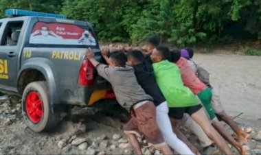 Usai-Silahturahmi-Dengan-Raja-Boti-dan-Masyarakatnya-Mobil-Rombongan-Kapolres-TTS-Terjebak-Banjir-Di-Sungai-Boti