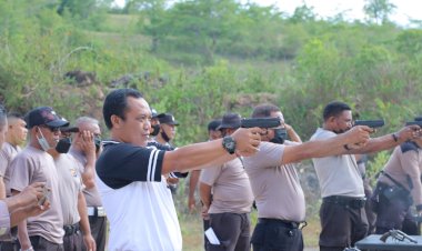 Agar-Lebih-Mahir-Dalam-Menembak,-Kapolres-TTS-Pimpin-Latihan